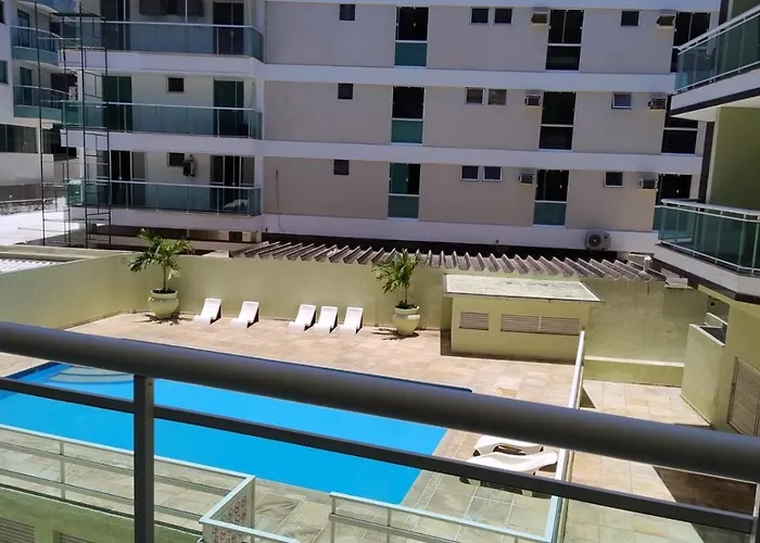 Apto 2 quartos com AR Cond, prédio frente p/ praia